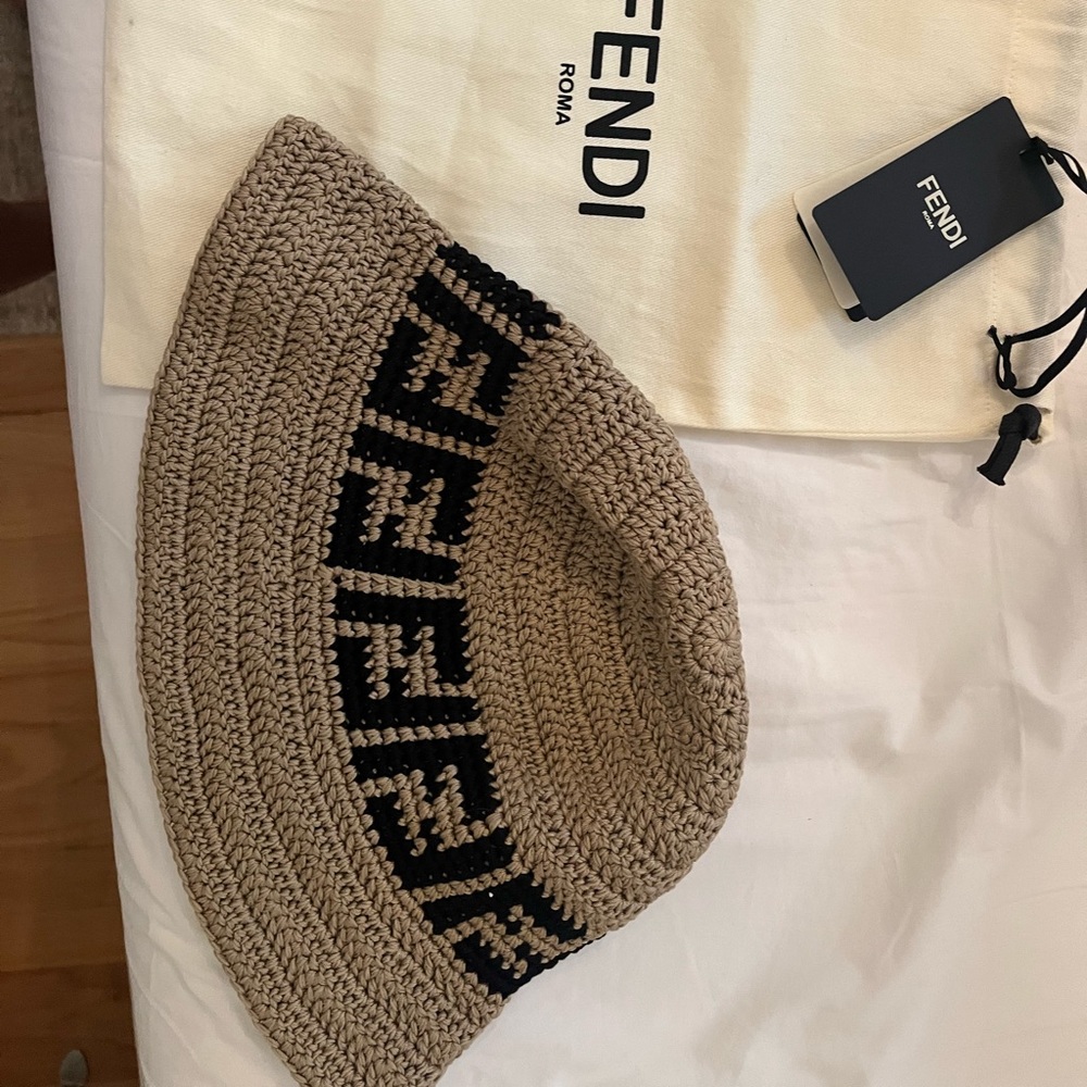 Fendi bucket hat.NEW. Rare.